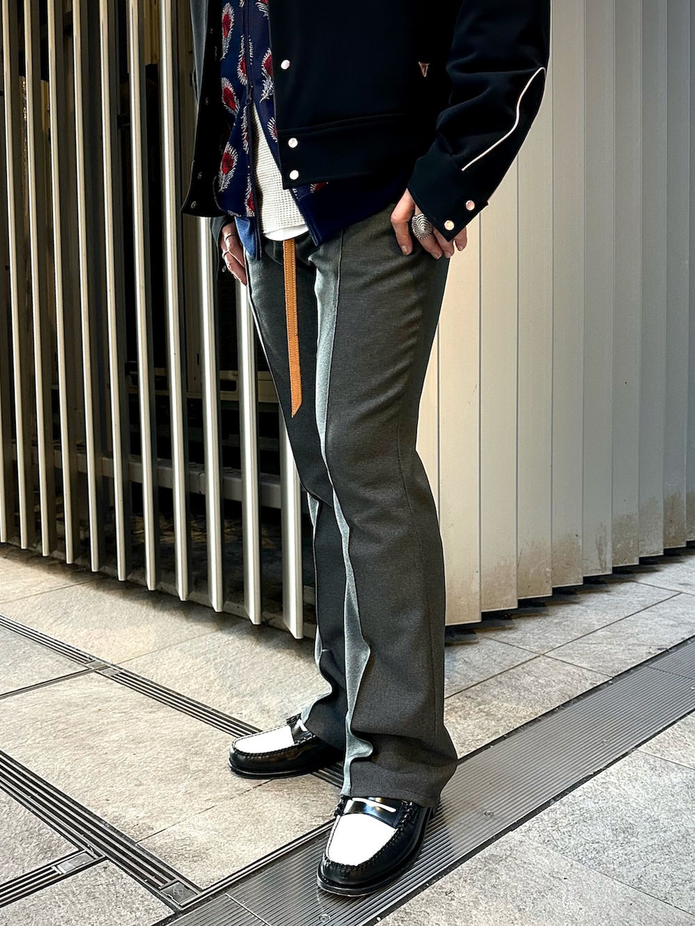 グリーン系のモッズコート、ブラック系のブルゾン、ブルー系のジャージを着用したメンズの秋コーディネートの5枚目の写真