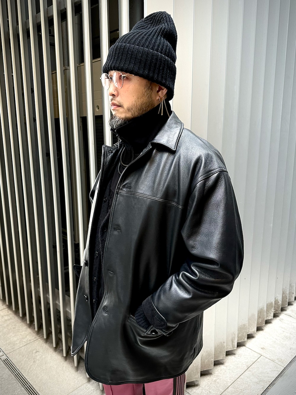 「冬を彩る色いろコーデ、冬コーデ、ジャケットスタイル、レザージャケット、トラックジャケット、トラックパンツ、フレアパンツ、スニーカー、シルバーアクセサリー、レザー、サングラス、NEEDLES、NIKE、オトナカジュアル、大人カジュアル」｜「Needlesのアイテム（パンツ、ピンク系）」を使った、Yoshihito Hayashiさん（メンズ・170cm）の冬コーディネートの3枚目の写真