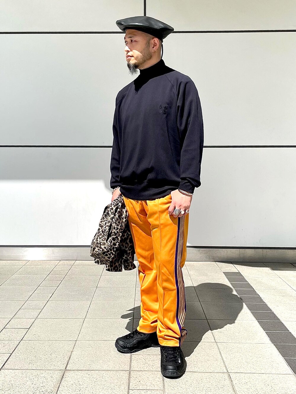 「秋服、シンプルコーデ、オトナカジュアル、きれいめカジュアル、ベレー帽、タートルネック、トラックパンツ、NEEDLES、シャツスタイル、ストリートコーデ、スニーカー」｜「Needlesのアイテム（パンツ、イエロー系）」を使った、Yoshihito Hayashiさん（メンズ・170cm）の秋コーディネートの3枚目の写真