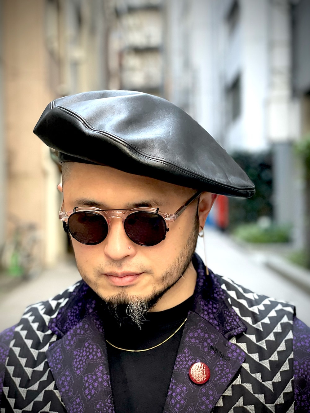 その他のパンツ、ブラック系のブーツ、パープル系のテーラードジャケットを着用したメンズの冬コーディネートの5枚目の写真