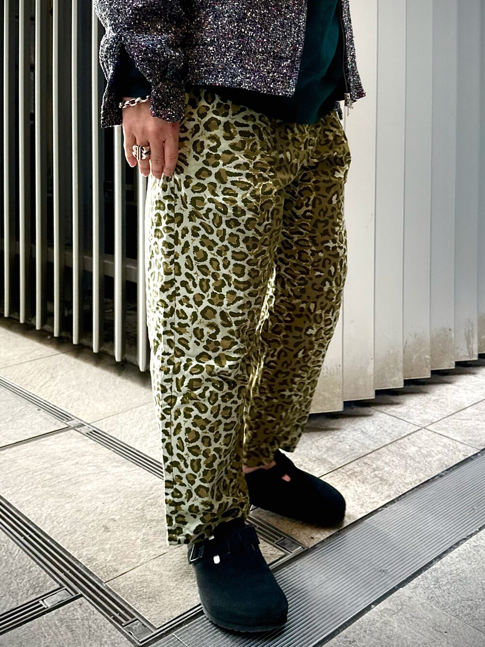 ブラック系のサンダル、その他のパンツ、グレー系のブルゾンを着用したメンズの冬コーディネートの4枚目の写真