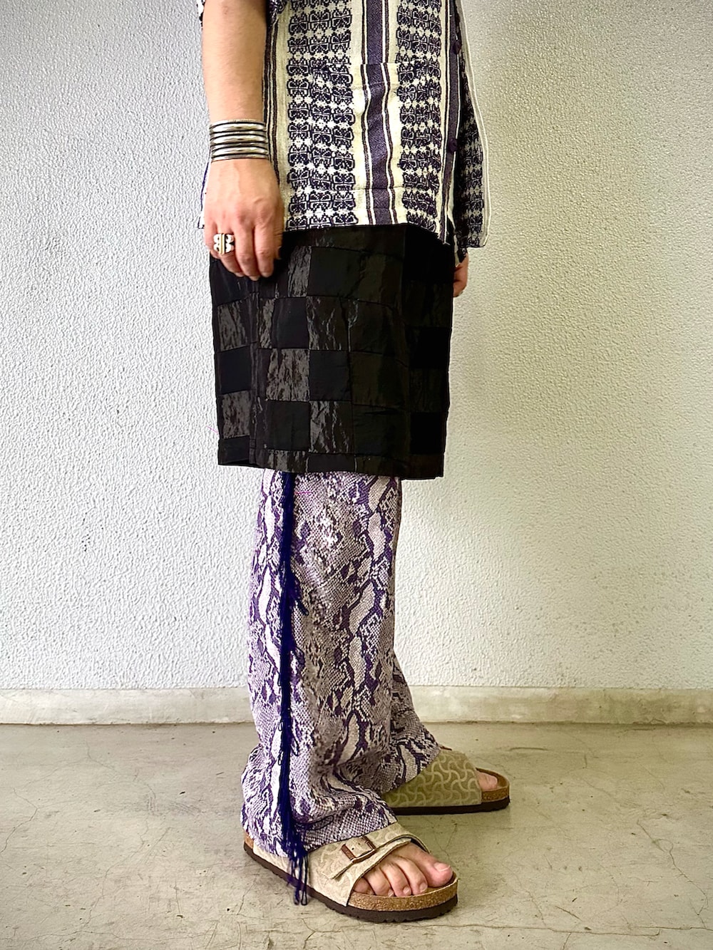 ホワイト系のシャツ/ブラウス、ブラック系のパンツ、パープル系のパンツを着用したメンズの夏コーディネートの3枚目の写真