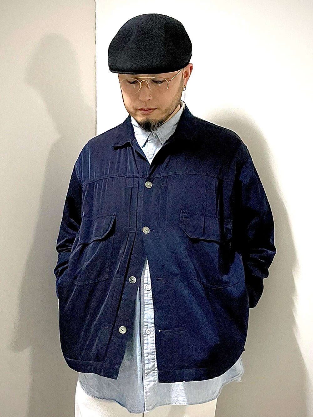 ホワイト系のその他パンツ、ブラック系のブーツ、ブルー系のジャケット/アウターを着用したメンズの春コーディネートの3枚目の写真