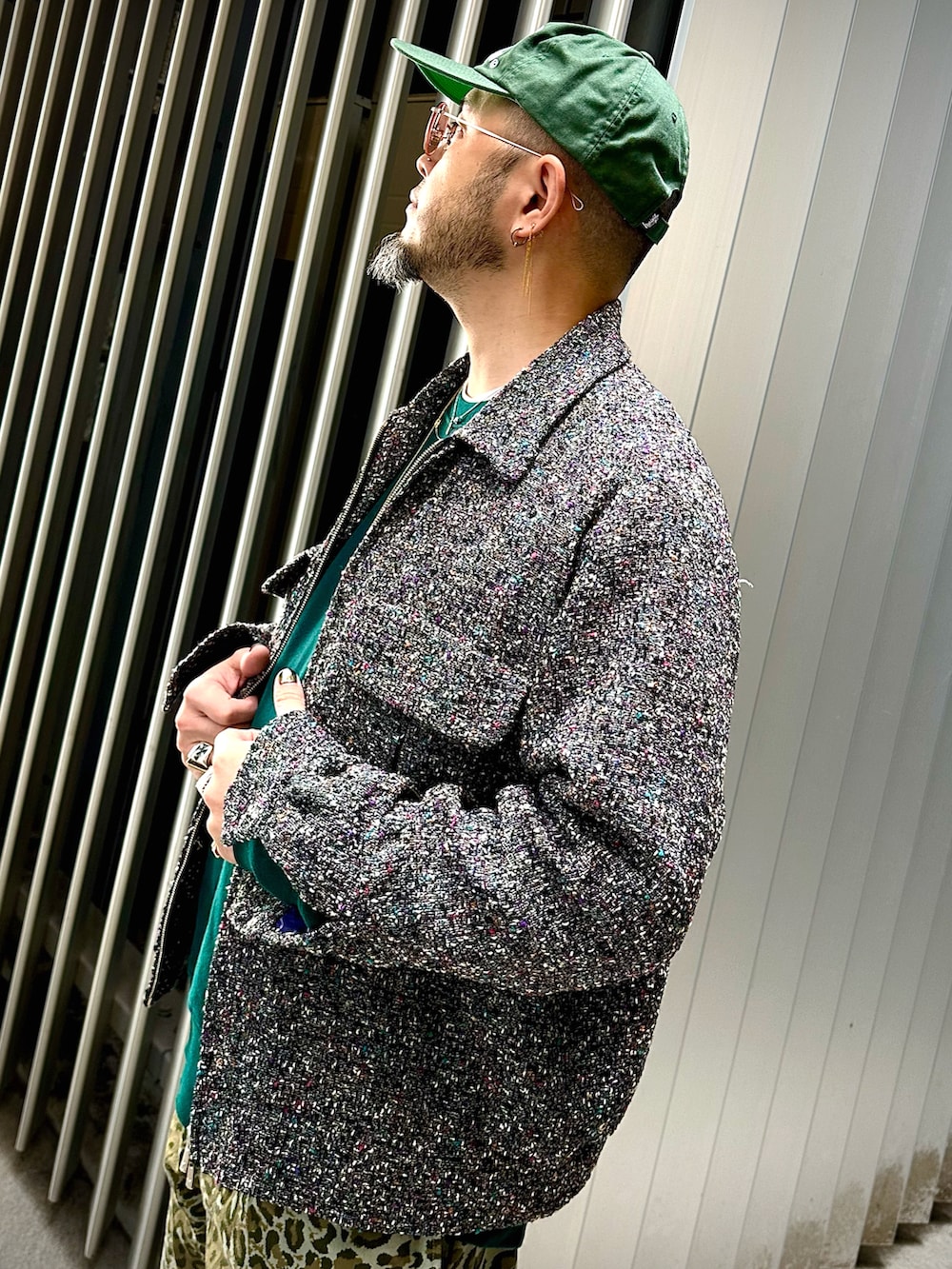 ブラック系のサンダル、その他のパンツ、グレー系のブルゾンを着用したメンズの冬コーディネートの3枚目の写真