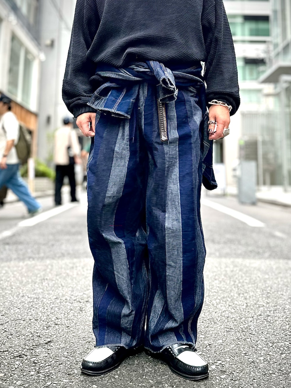 その他のローファー、ブルー系のデニムパンツ、ブラック系のニット/セーターを着用したメンズの秋コーディネートの4枚目の写真