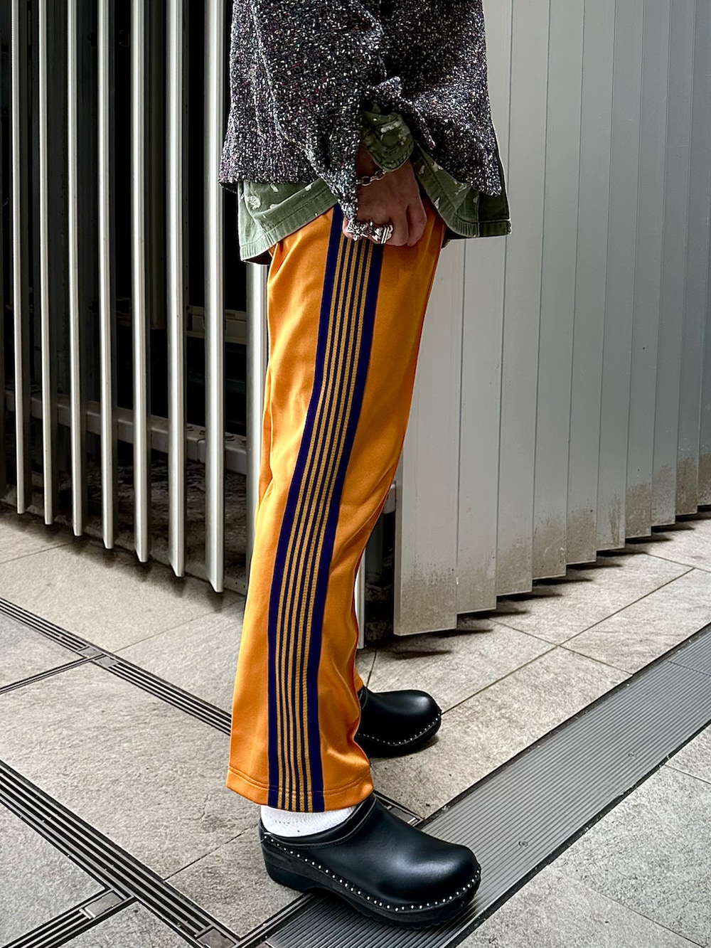 イエロー系のパンツ、ブラック系のサンダル、グレー系のブルゾンを着用したメンズの秋コーディネートの4枚目の写真