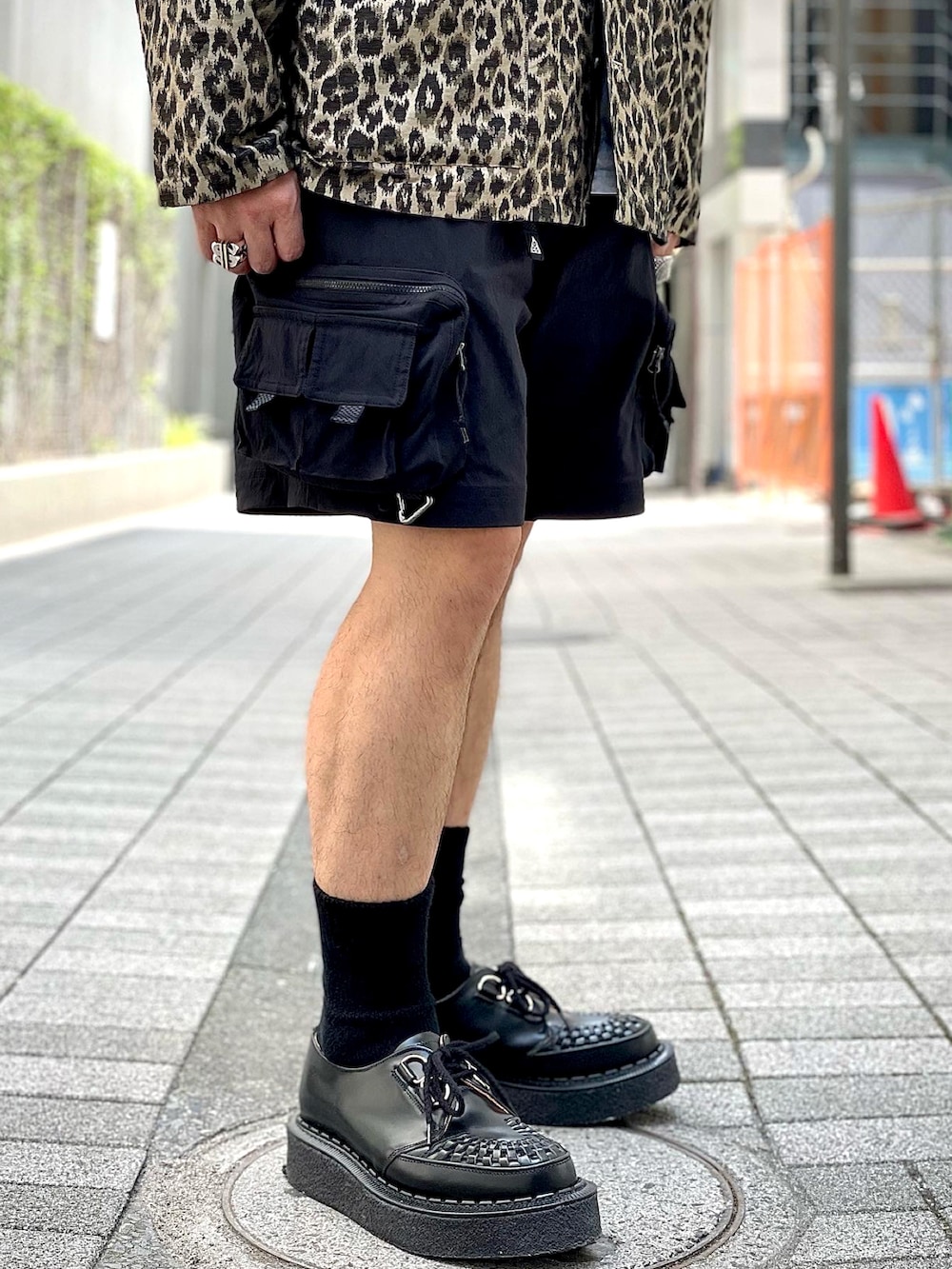 その他のジャケット/アウター、ブラック系のその他パンツ、ブラック系のその他シューズを着用したメンズの夏コーディネートの4枚目の写真