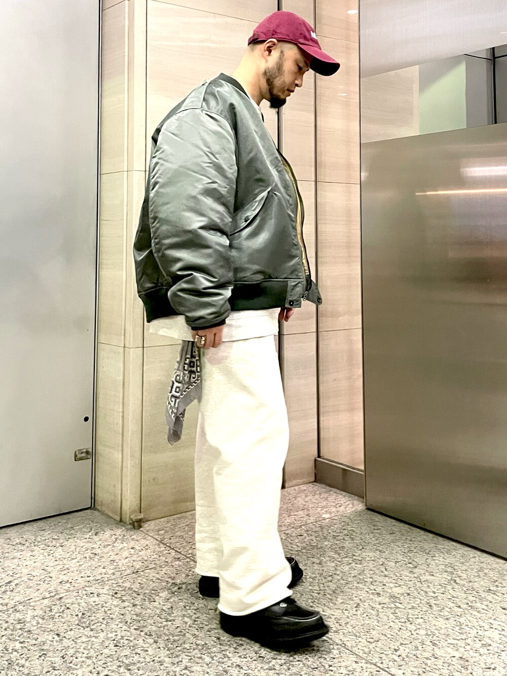 「秋冬コーデ、シンプル、カジュアル、大人カジュアル、革靴、スウェット、スウェットパンツ、ビッグシルエット、オーバーサイズ、アメカジ、アメカジコーデ、ブーツ」｜「RED WINGの【REDWING/レッドウイング】SUPERSOLE 6 MOC（ブーツ、ブラック系）」を使った、Yoshihito Hayashiさん（メンズ・170cm）の秋コーディネートの2枚目の写真