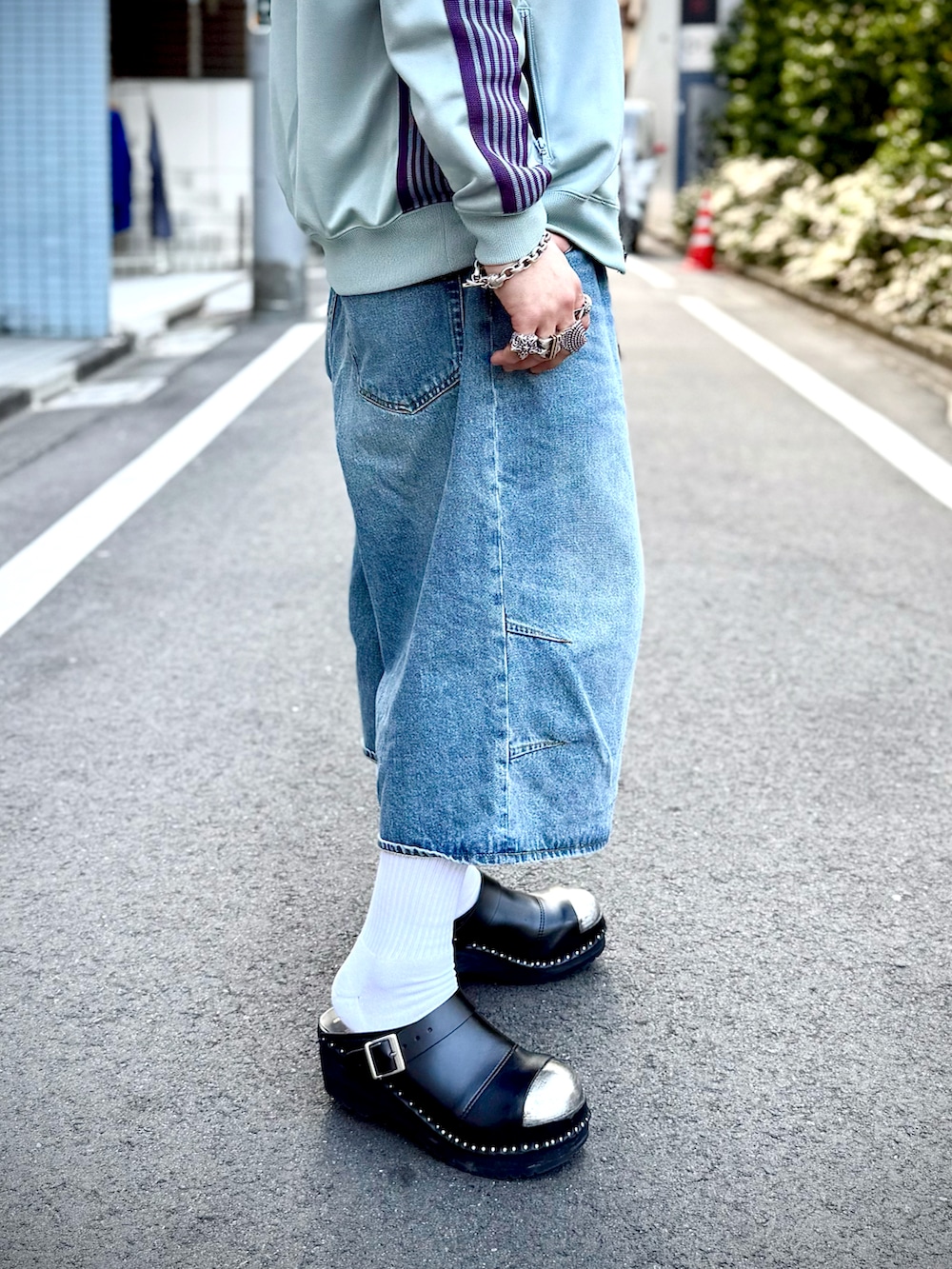 ブラック系のサンダル、ブルー系のデニムパンツ、ブルー系のジャージを着用したメンズの夏コーディネートの3枚目の写真