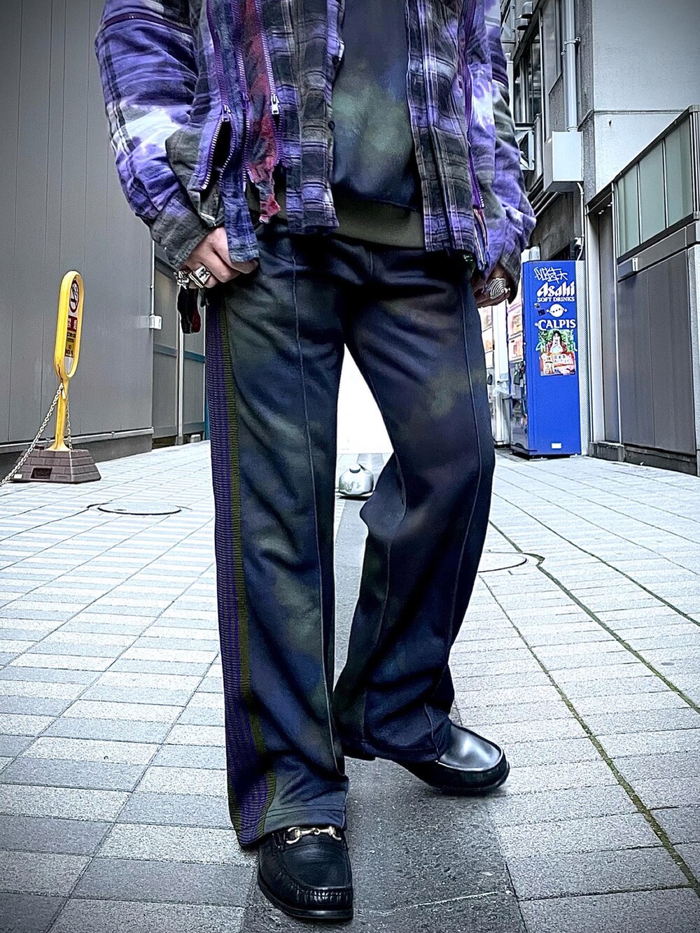 その他のシャツ/ブラウス、パープル系のトップス、その他のパンツを着用したメンズの冬コーディネートの4枚目の写真