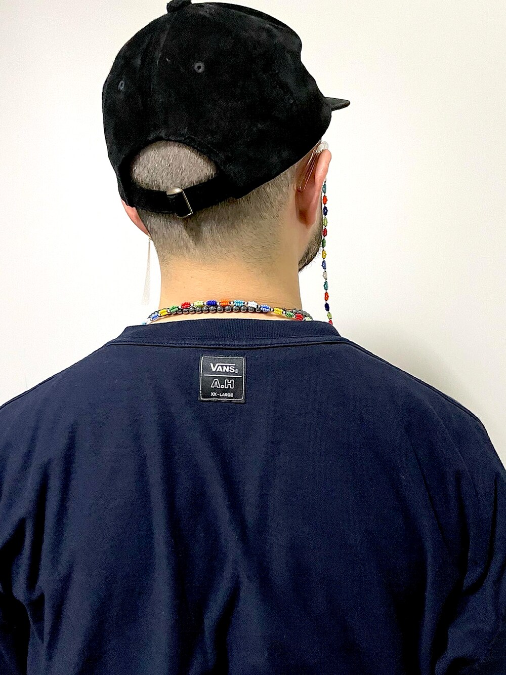 ブルー系のチノパンツ、ブルー系のTシャツ/カットソー、ブラック系のスニーカーを着用したメンズの春コーディネートの5枚目の写真