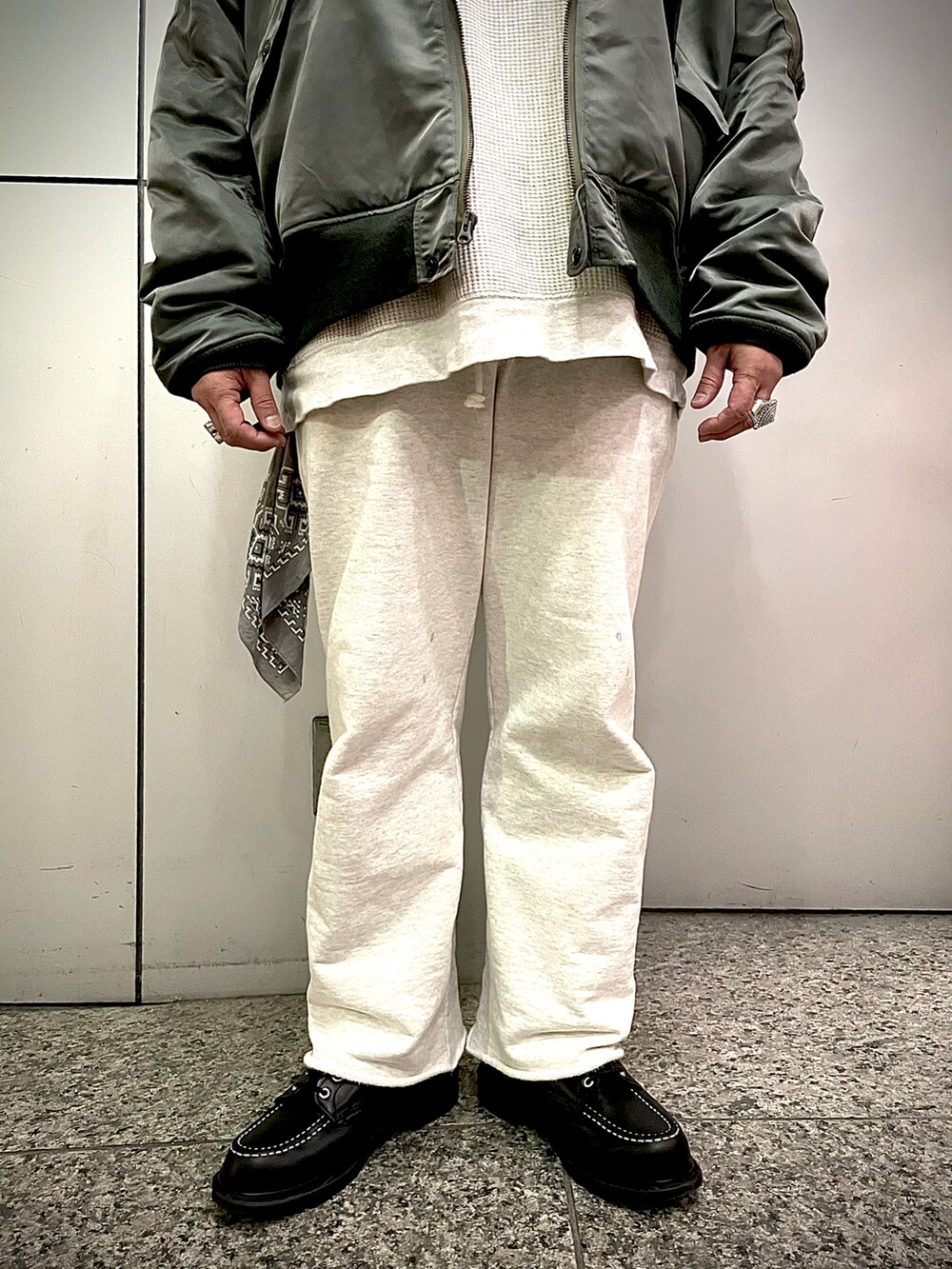 「秋冬コーデ、シンプル、カジュアル、大人カジュアル、革靴、スウェット、スウェットパンツ、ビッグシルエット、オーバーサイズ、アメカジ、アメカジコーデ、ブーツ」｜「RED WINGの【REDWING/レッドウイング】SUPERSOLE 6 MOC（ブーツ、ブラック系）」を使った、Yoshihito Hayashiさん（メンズ・170cm）の秋コーディネートの4枚目の写真