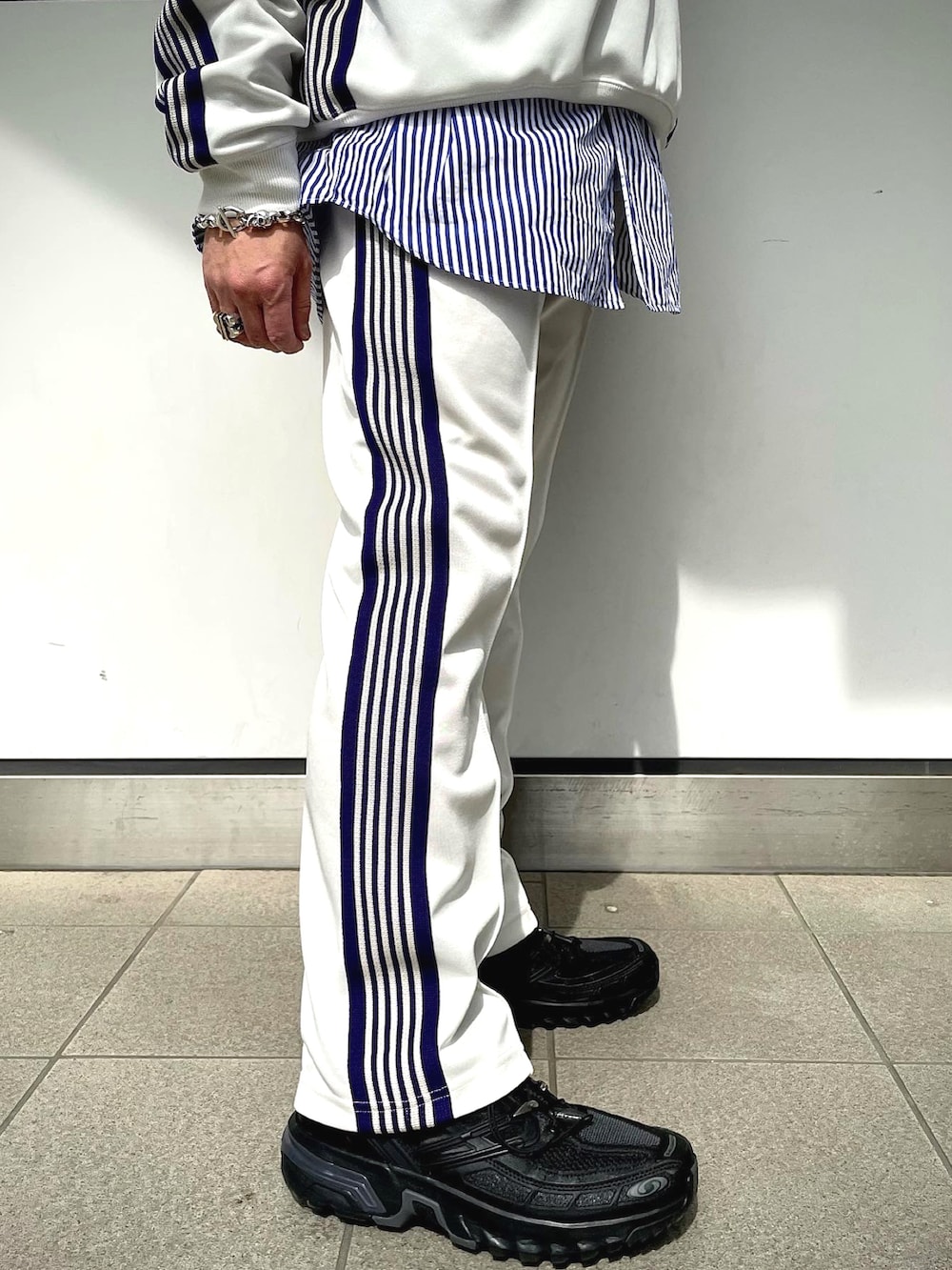 ホワイト系のパンツ、ホワイト系のジャージ、ブラック系のスニーカーを着用したメンズの春コーディネートの4枚目の写真