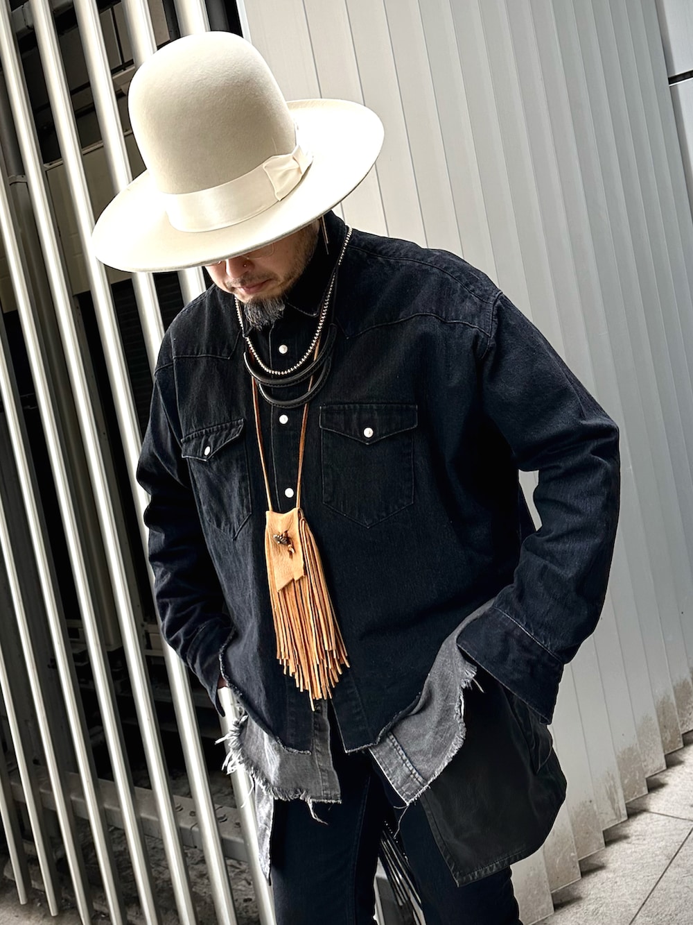 ブラック系のその他パンツ、ブラック系のデニムジャケット、ブラック系のブーツを着用したメンズの冬コーディネートの3枚目の写真