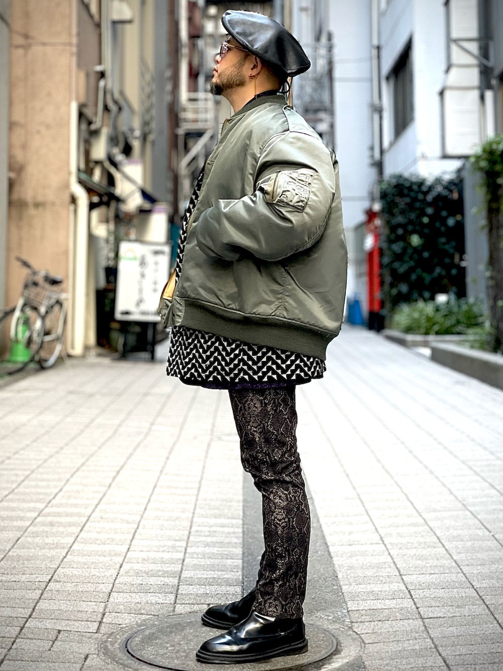 その他のパンツ、ブラック系のブーツ、パープル系のテーラードジャケットを着用したメンズの冬コーディネートの3枚目の写真