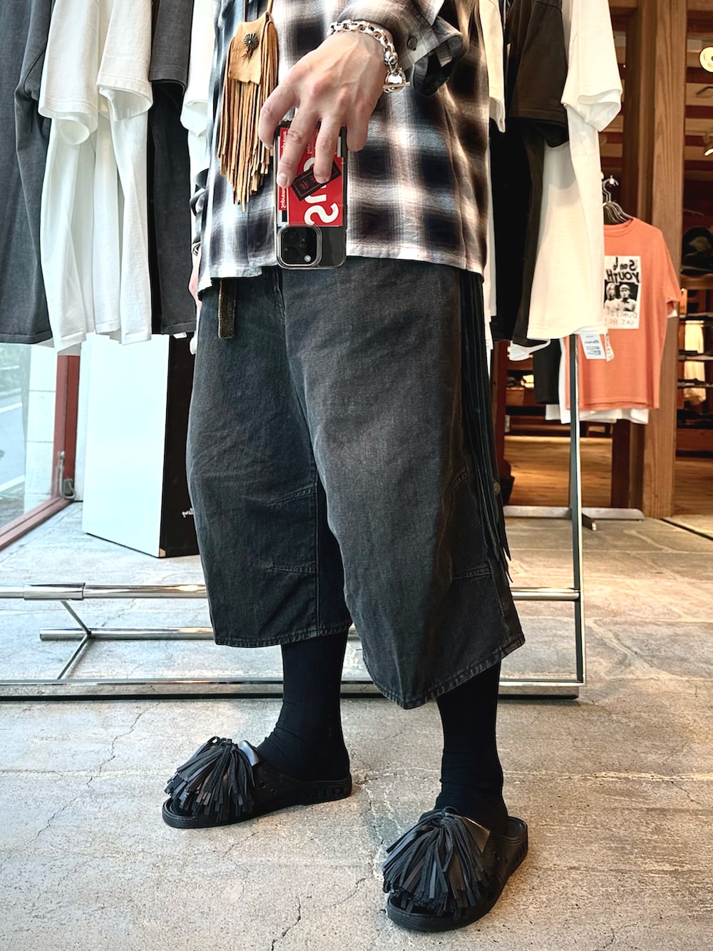 その他のシャツ/ブラウス、ブラック系のデニムパンツ、ブラック系のサンダルを着用したメンズの春コーディネートの3枚目の写真