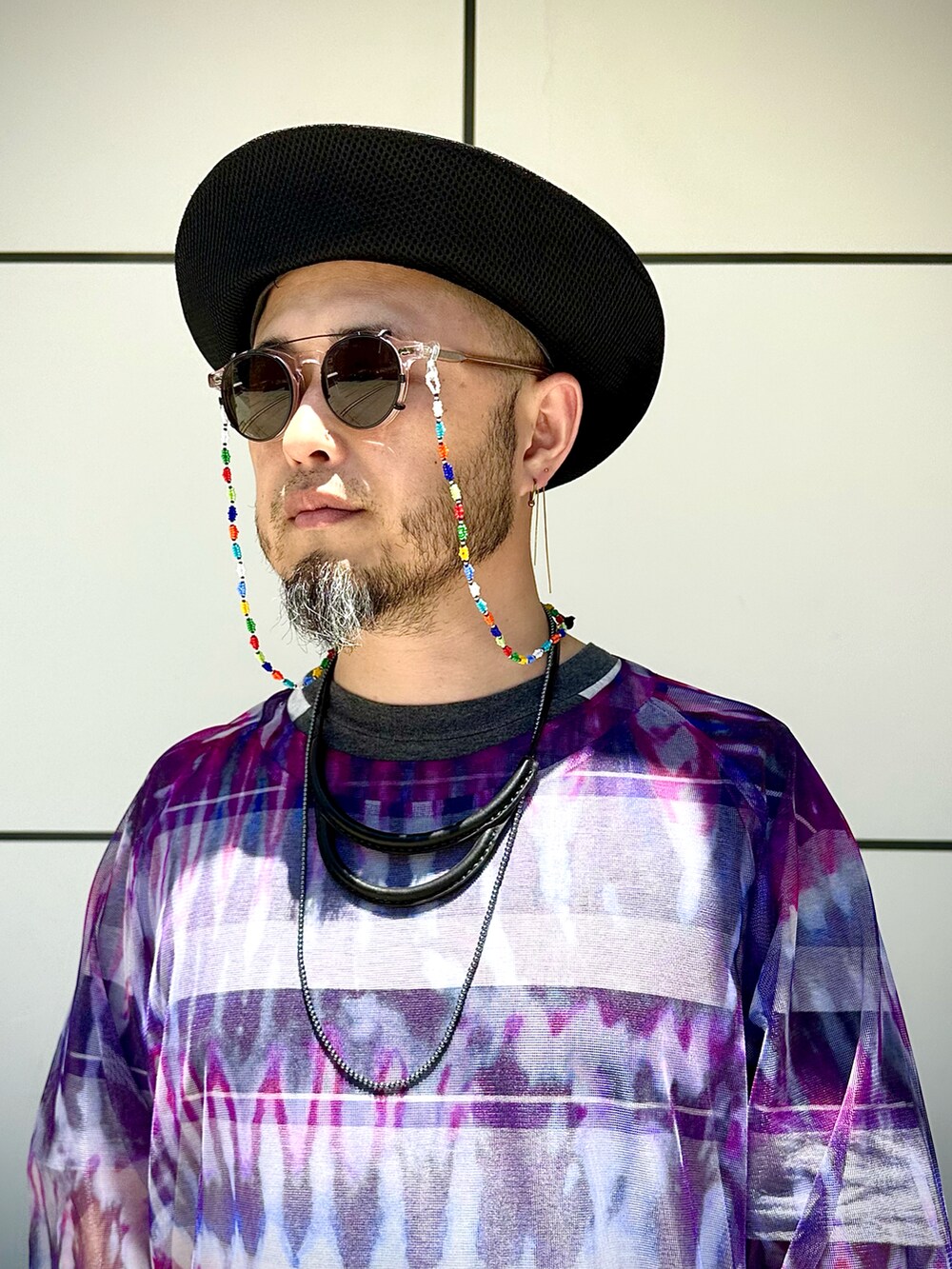 「オトナカジュアル、シンプルスタイル、カジュアルコーデ、夏コーデ、大人カジュアル、ハーフパンツ、レイヤードスタイル、ハット、サンダル、patagonia、ARC'TERYX、シルバーアクセサリー、レザーネックレス、ラフ、パープル」｜「patagoniaの【Patagonia/パタゴニア】Baggies Shorts-5 in./バギーズ ショーツ 5インチ（その他パンツ、ブラック系）」を使った、Yoshihito Hayashiさん（メンズ・170cm）の夏コーディネートの5枚目の写真
