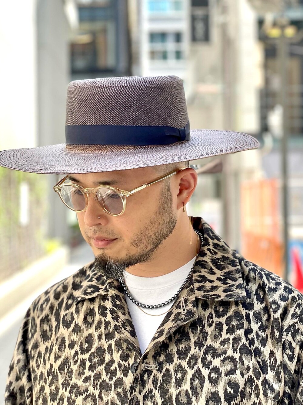 その他のジャケット/アウター、ブラック系のその他パンツ、ブラック系のその他シューズを着用したメンズの夏コーディネートの5枚目の写真