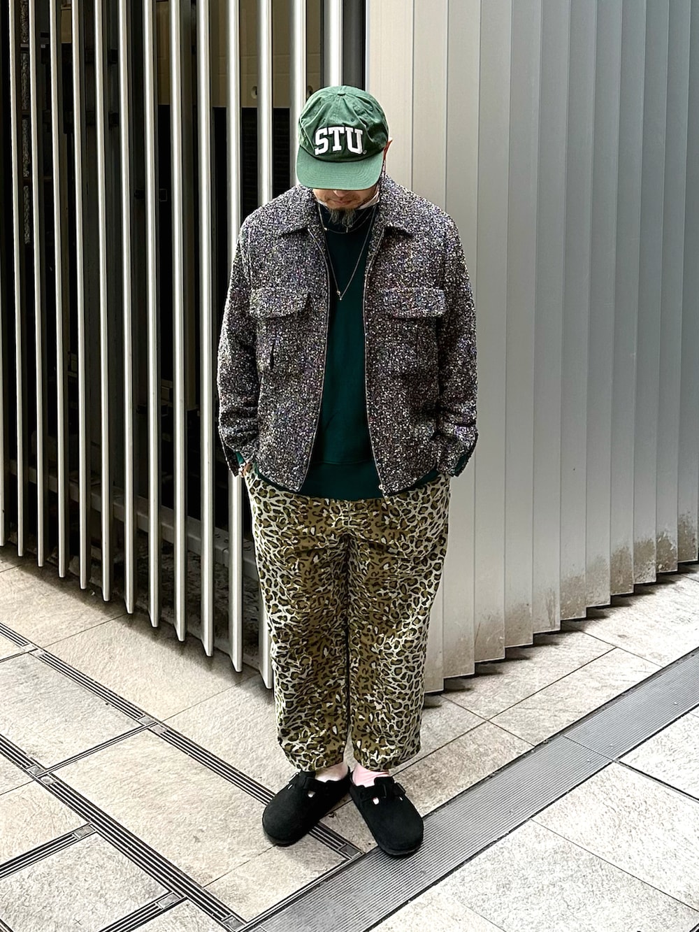 ブラック系のサンダル、その他のパンツ、グレー系のブルゾンを着用したメンズの冬コーディネートの2枚目の写真