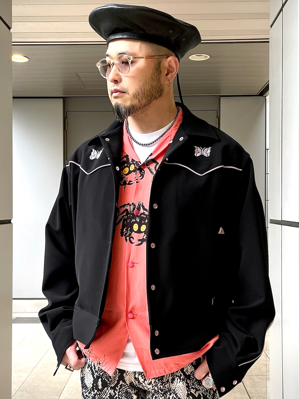 「春コーデ、シンプルスタイル、オトナカジュアル、大人カジュアル、シャツスタイル、トラックパンツ、革靴、ベレー帽、サングラス、シルバーアクセサリー、NEEDLES、adidas、パイソン柄、ピンク」｜「ParabootのMICHAEL / ミカエル（その他シューズ、ブラック系）」を使った、Yoshihito Hayashiさん（メンズ・170cm）の春コーディネートの3枚目の写真