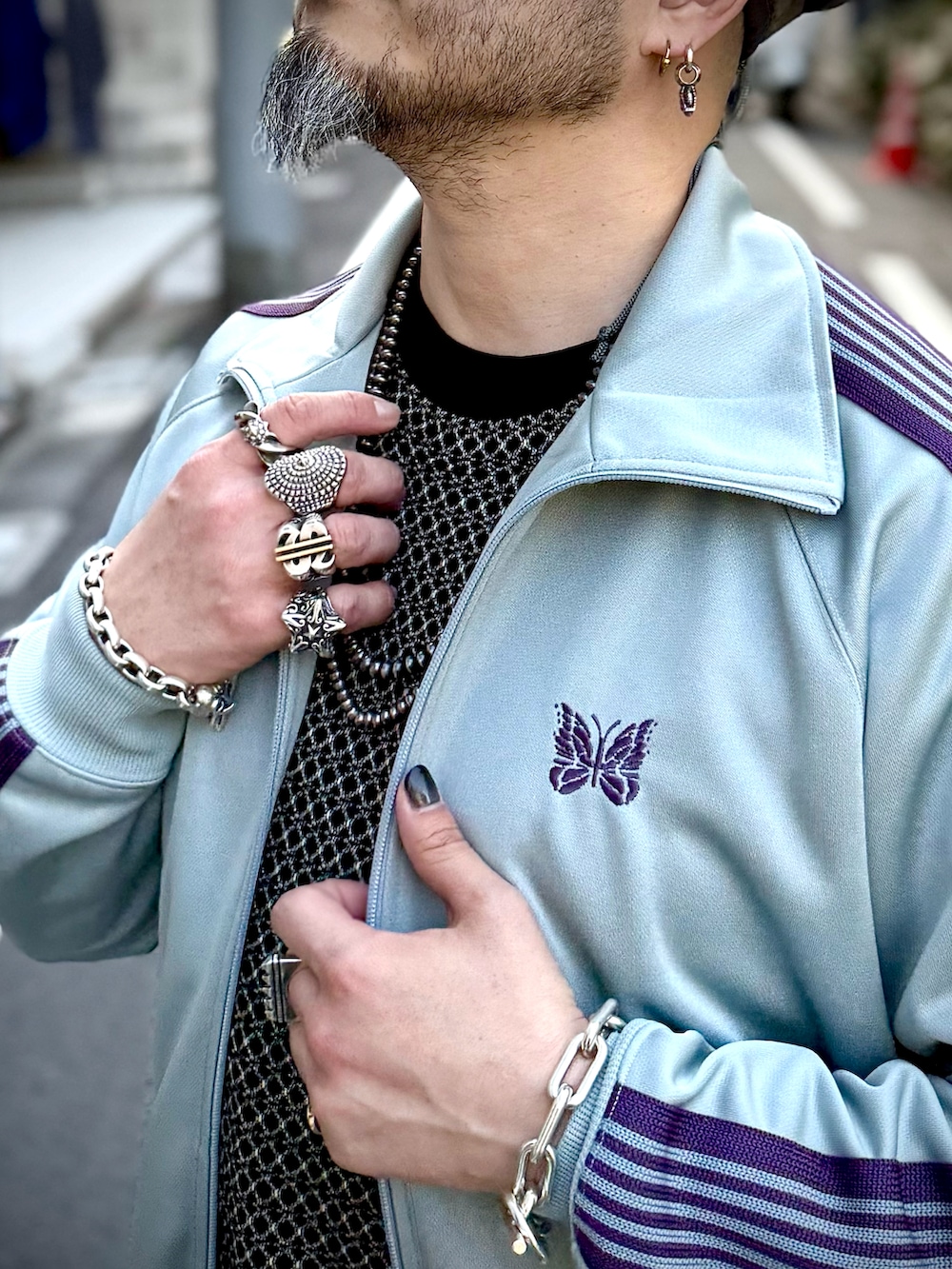 ブラック系のサンダル、ブルー系のデニムパンツ、ブルー系のジャージを着用したメンズの夏コーディネートの4枚目の写真