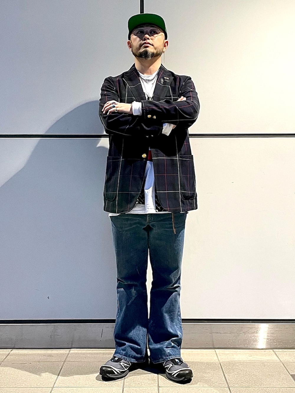 「春コーデ、シンプルコーデ、シンプル、スニーカーコーデ、大人コーデ、デニムコーデ、ジャケット、フレアデニム、キャップ、レイヤードスタイル、SALOMON、Levi's、stussy、メガネ男子、ジーンズ」｜「Levisのアイテム（デニムパンツ、ブルー系）」を使った、Yoshihito Hayashiさん（メンズ・170cm）の春コーディネートの2枚目の写真