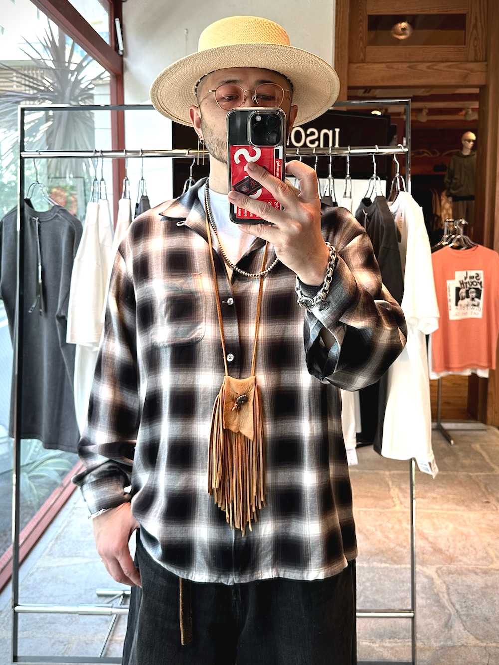 その他のシャツ/ブラウス、ブラック系のデニムパンツ、ブラック系のサンダルを着用したメンズの春コーディネートの2枚目の写真