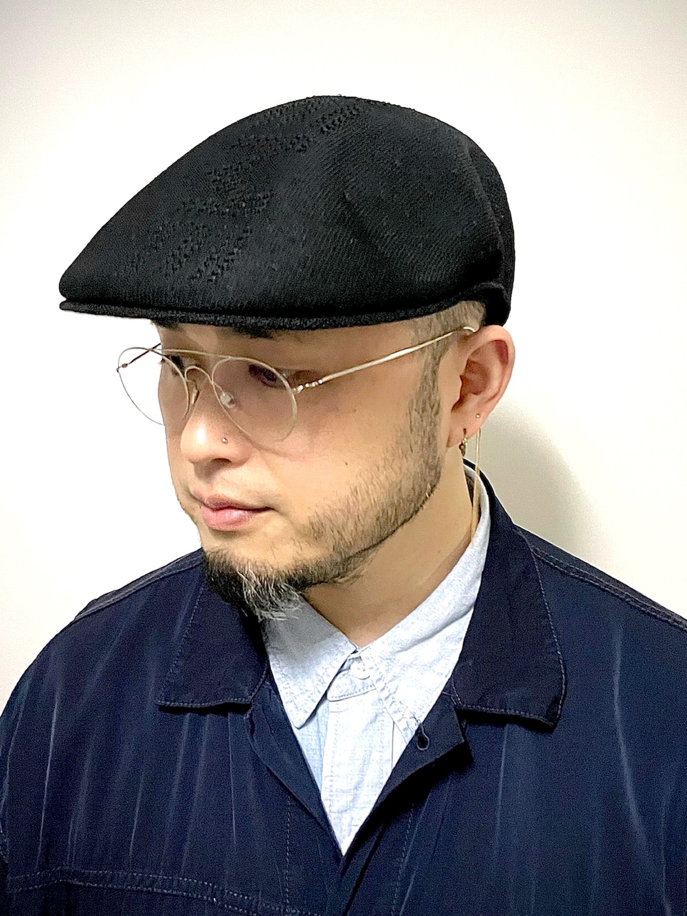 ホワイト系のその他パンツ、ブラック系のブーツ、ブルー系のジャケット/アウターを着用したメンズの春コーディネートの5枚目の写真