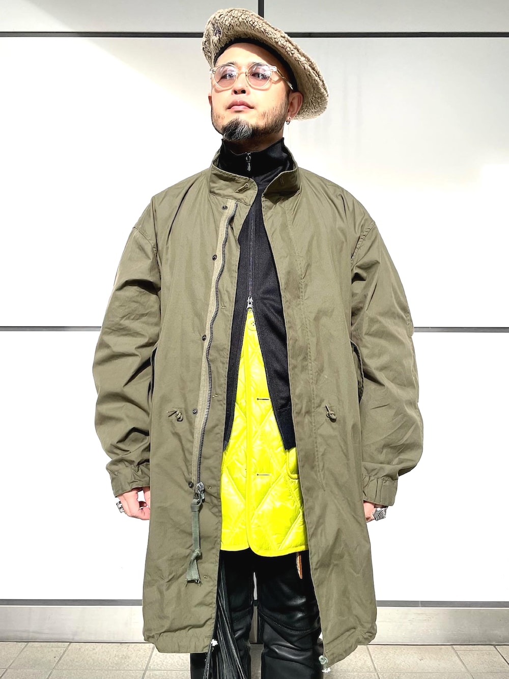 「秋冬コーデ、オトナカジュアル、レイヤードスタイル、革靴、ベレー帽、ジャージ、キルティング、レザーパンツ、M65、モッズコート、スキニー」｜「BEAMSのBEAMS / レザー パンツ（その他パンツ、ブラック系）」を使った、Yoshihito Hayashiさん（メンズ・170cm）の冬コーディネートの3枚目の写真