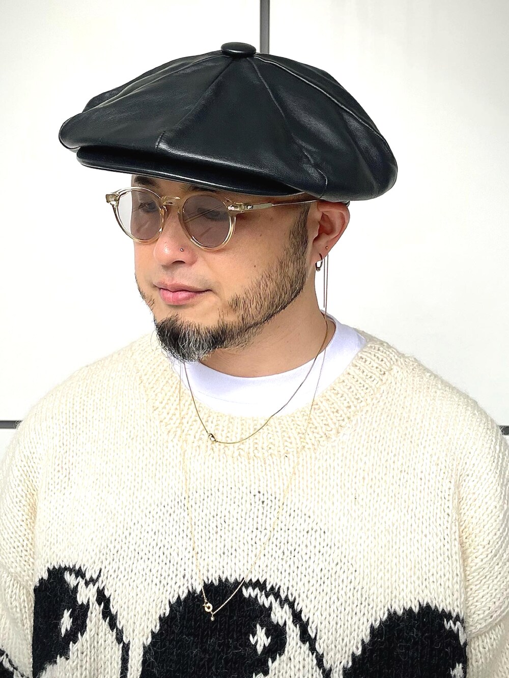 「秋冬コーデ、オトナカジュアル、シンプルコーデ、ニット、フレアパンツ、サボ、キャスケット、サングラス、モノトーン、ビッグシルエット、ニットコーデ」｜「troentorpのアイテム（サンダル、ブラック系）」を使った、Yoshihito Hayashiさん（メンズ・170cm）の冬コーディネートの5枚目の写真