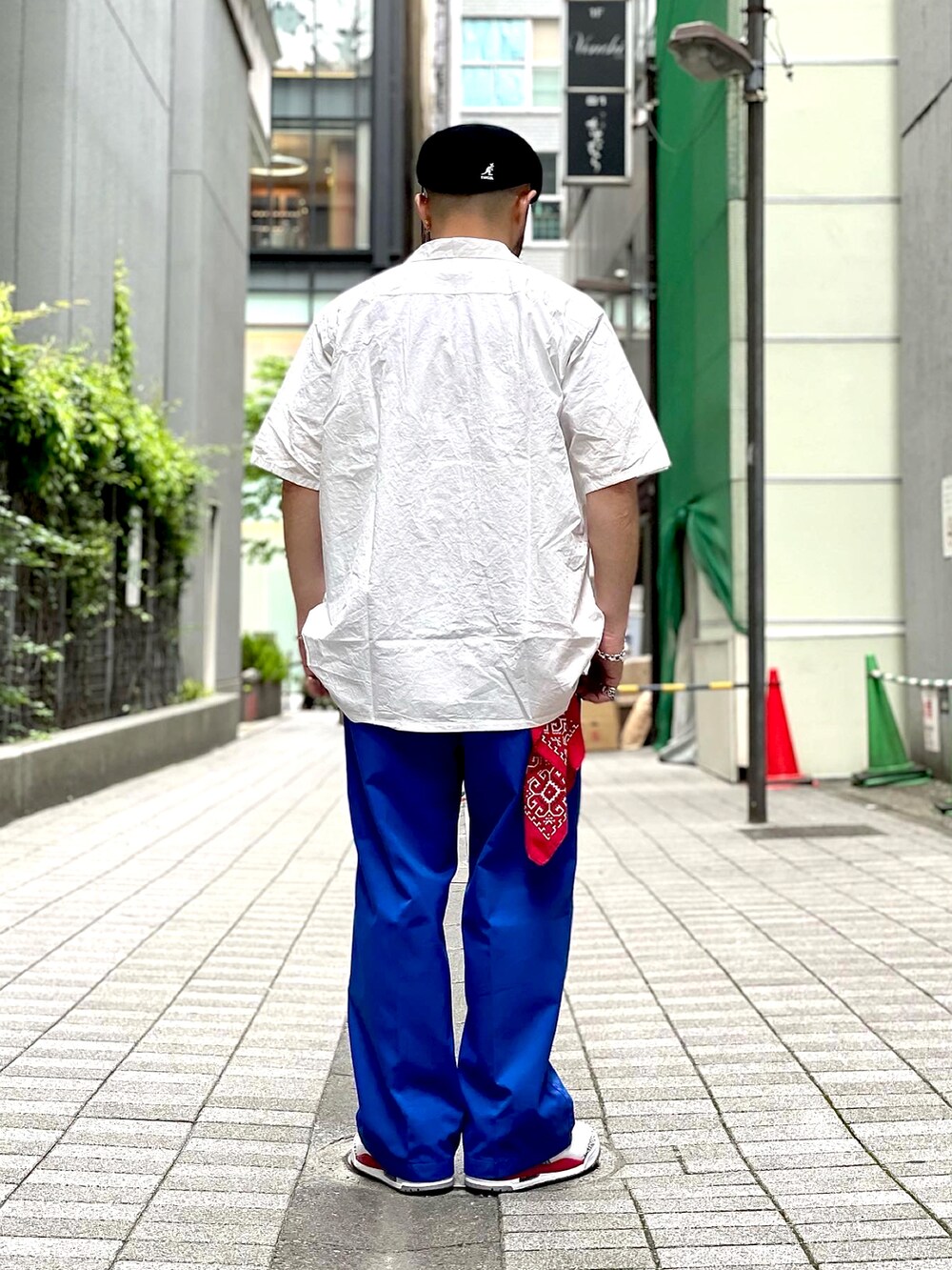 ブルー系のチノパンツ、ホワイト系のスニーカー、ホワイト系のシャツ/ブラウスを着用したメンズの春コーディネートの2枚目の写真