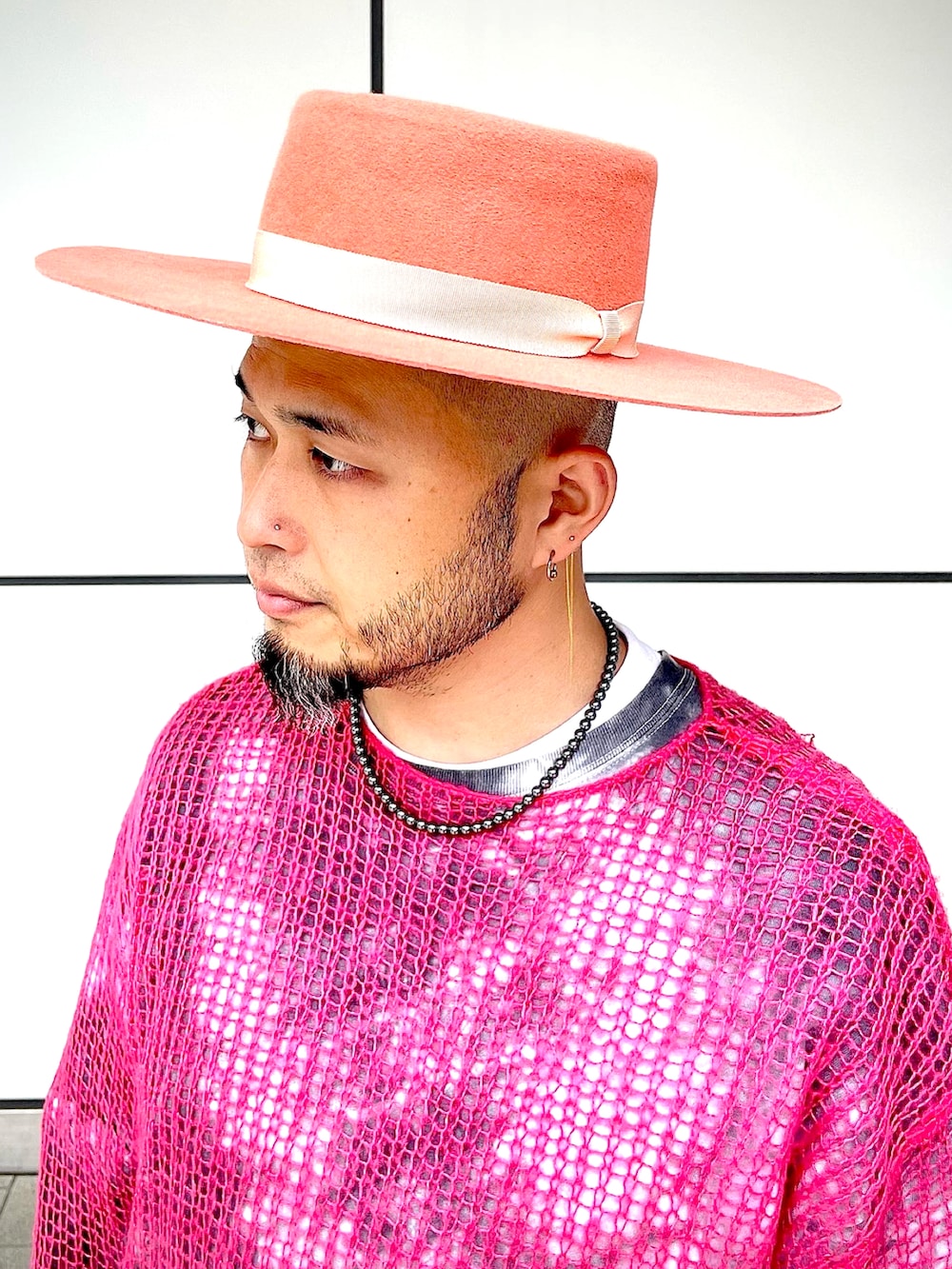 「秋のコーデ、シンプルスタイル、カジュアルコーデ、グリーン、ピンク、カラフル、ハット、ニット、トラックパンツ、adidas、レイヤードスタイル、シルバーアクセサリー、秋ルック紹介するよ」｜「TheFatHatterのアイテム（ハット、ピンク系）」を使った、Yoshihito Hayashiさん（メンズ・170cm）の秋コーディネートの5枚目の写真