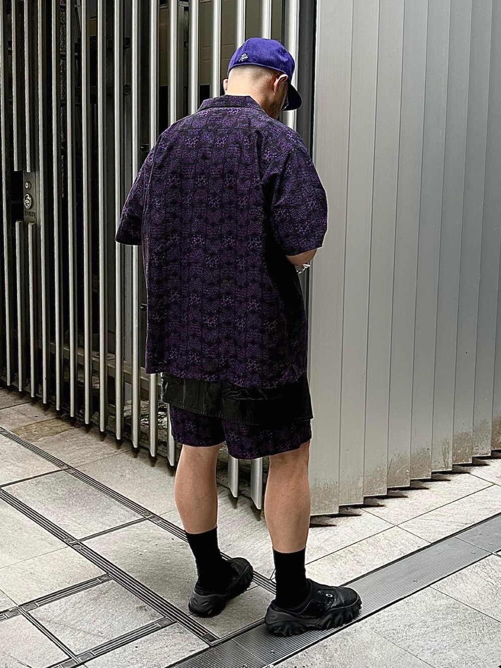 「夏コーデ、大人カジュアル、ストリートコーデ、キャップ、シャツ、ショートパンツ、セットアップ、ミュール、NEEDLES、Oakley、ブラック、メガネ男子、シルバーアクセサリー、レイヤードスタイル、ストリート」｜「Oakley × Braindeadのアイテム（スリッポン、ブラック系）」を使った、Yoshihito Hayashiさん（メンズ・170cm）の夏コーディネートの2枚目の写真