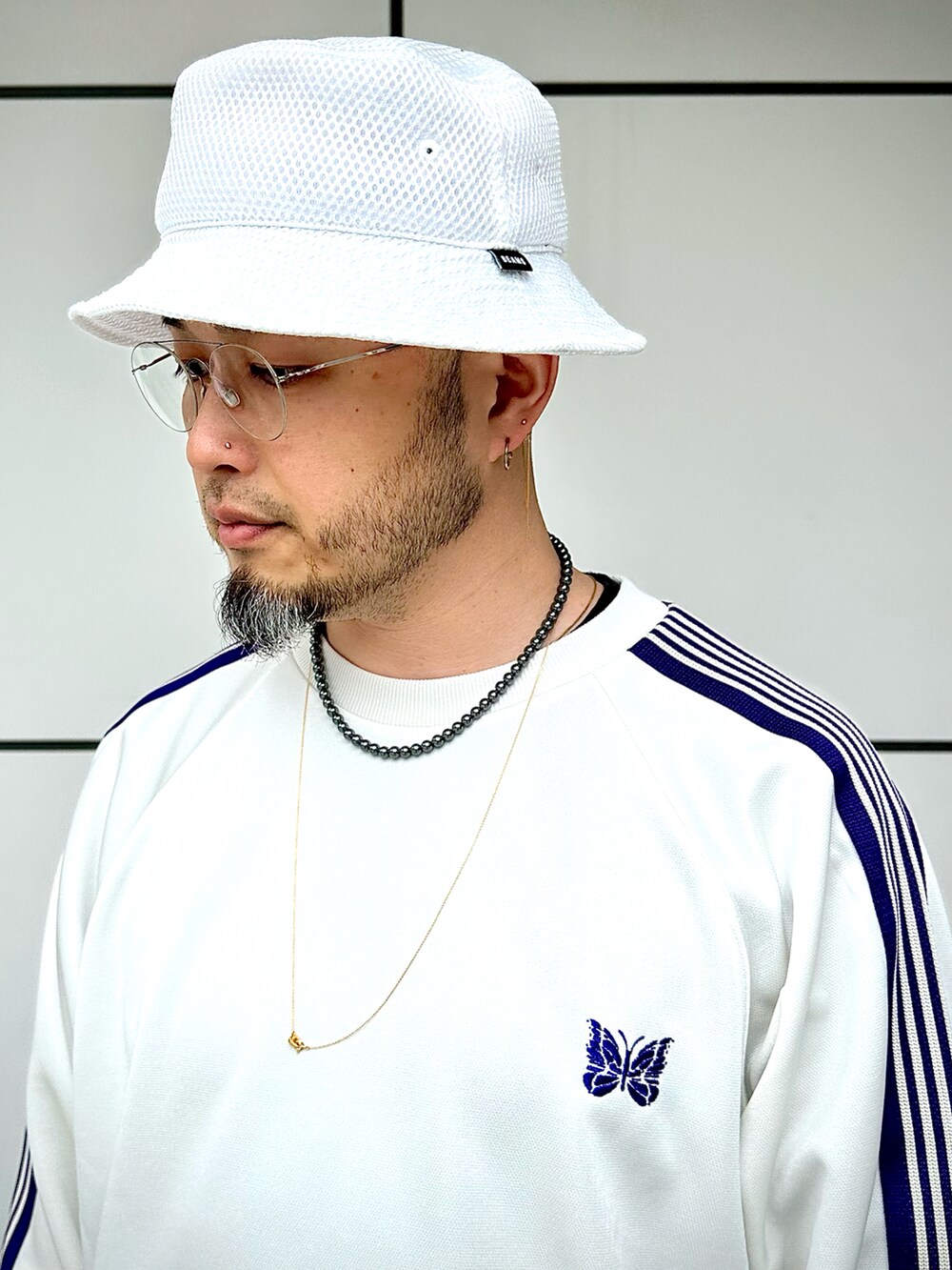 「夏コーデ、シンプルスタイル、大人コーデ、ストリート、ビッグシルエット、ワイドパンツ、トラックパンツ、ジャージ、セットアップ、ホワイトコーデ、ホワイト、NEEDLES、adidas originals、メガネ男子、シルバーアクセサリー」｜「Needlesのアイテム（パンツ、ホワイト系）」を使った、Yoshihito Hayashiさん（メンズ・170cm）の春コーディネートの5枚目の写真