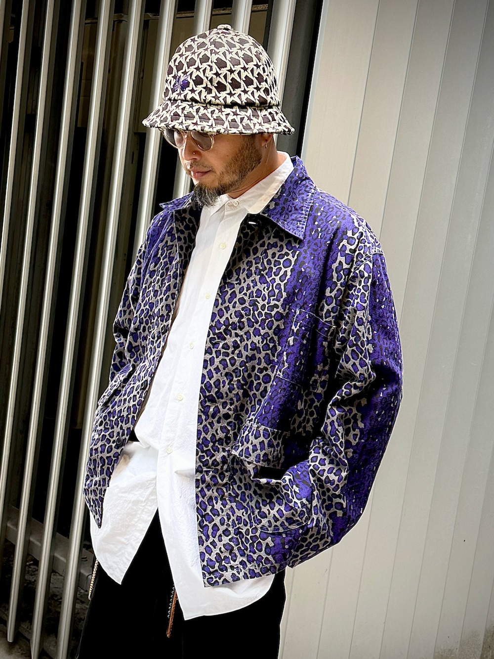 ブラック系のパンツ、ブラック系のシューズ、パープル系のジャケット/アウターを着用したメンズの秋コーディネートの3枚目の写真