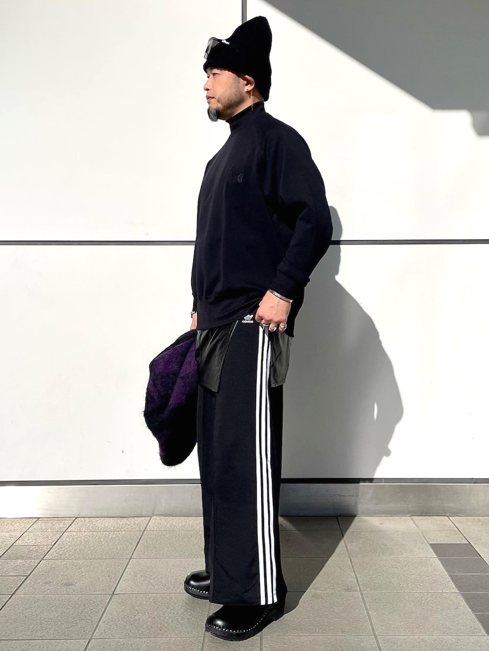 「シンプルコーデ、冬コーデ、大人コーデ、ワイドパンツ、レイヤードスタイル、ビーニー、カーディガン、モヘアニット、トラックパンツ、サボ、NEEDLES、adidas originals、カジュアル、ワントーンコーデ」｜「troentorpのアイテム（サンダル、ブラック系）」を使った、Yoshihito Hayashiさん（メンズ・170cm）の冬コーディネートの2枚目の写真
