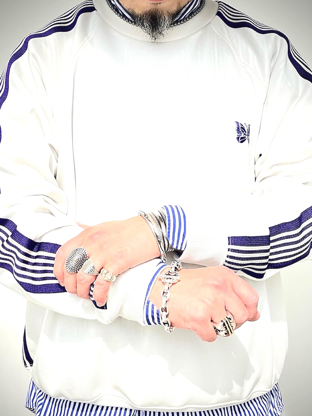 ホワイト系のパンツ、ホワイト系のジャージ、ブラック系のスニーカーを着用したメンズの春コーディネートの5枚目の写真