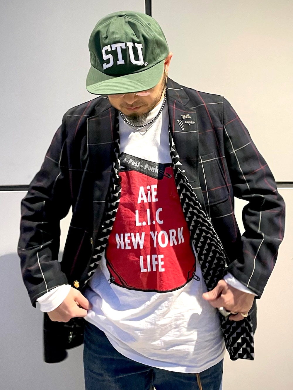 「春コーデ、シンプルコーデ、シンプル、スニーカーコーデ、大人コーデ、デニムコーデ、ジャケット、フレアデニム、キャップ、レイヤードスタイル、SALOMON、Levi's、stussy、メガネ男子、ジーンズ」｜「Levisのアイテム（デニムパンツ、ブルー系）」を使った、Yoshihito Hayashiさん（メンズ・170cm）の春コーディネートの3枚目の写真