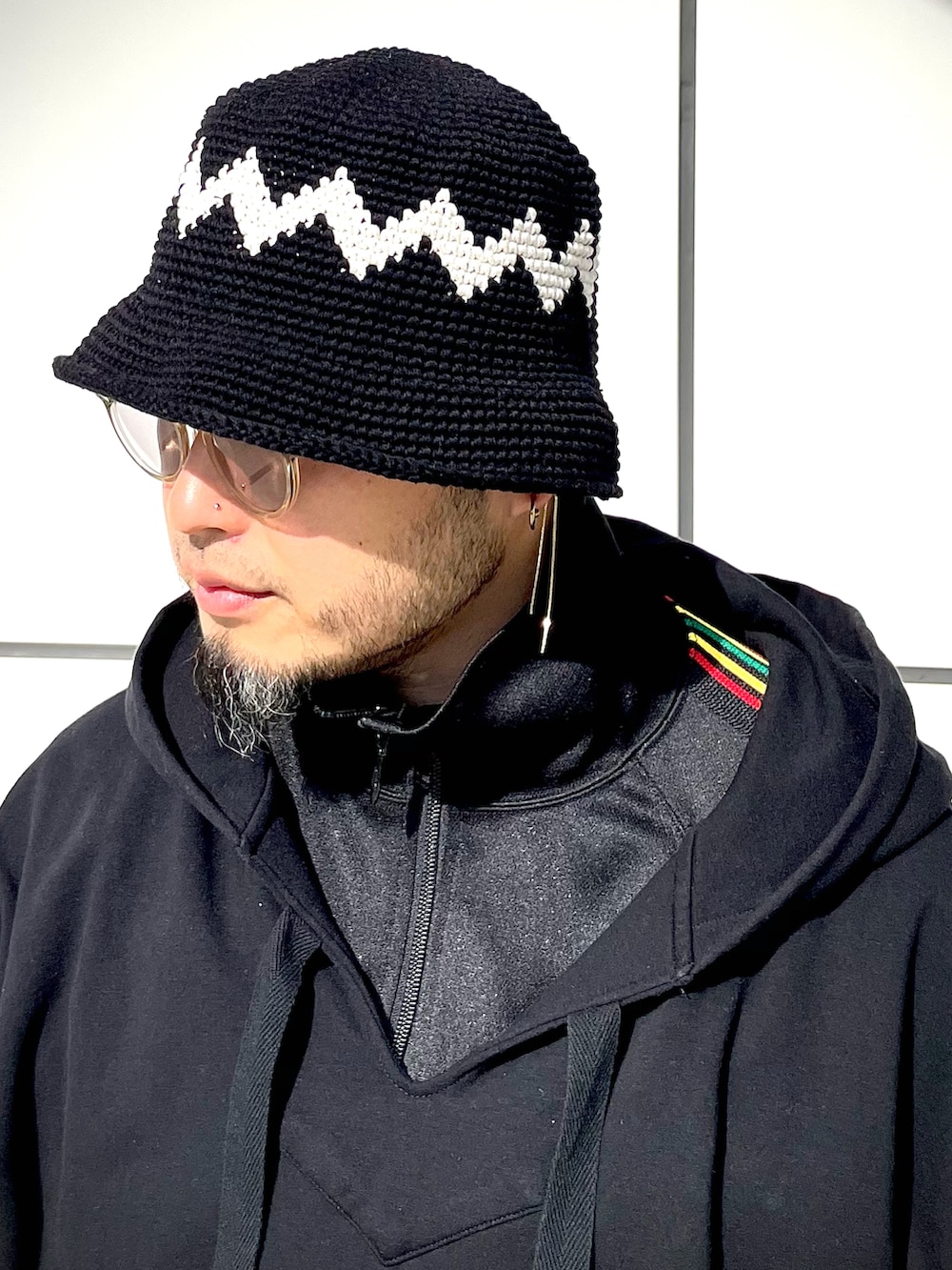 ブラック系のスニーカー、ブラック系のスラックス、ブラック系のジャージを着用したメンズの秋コーディネートの5枚目の写真