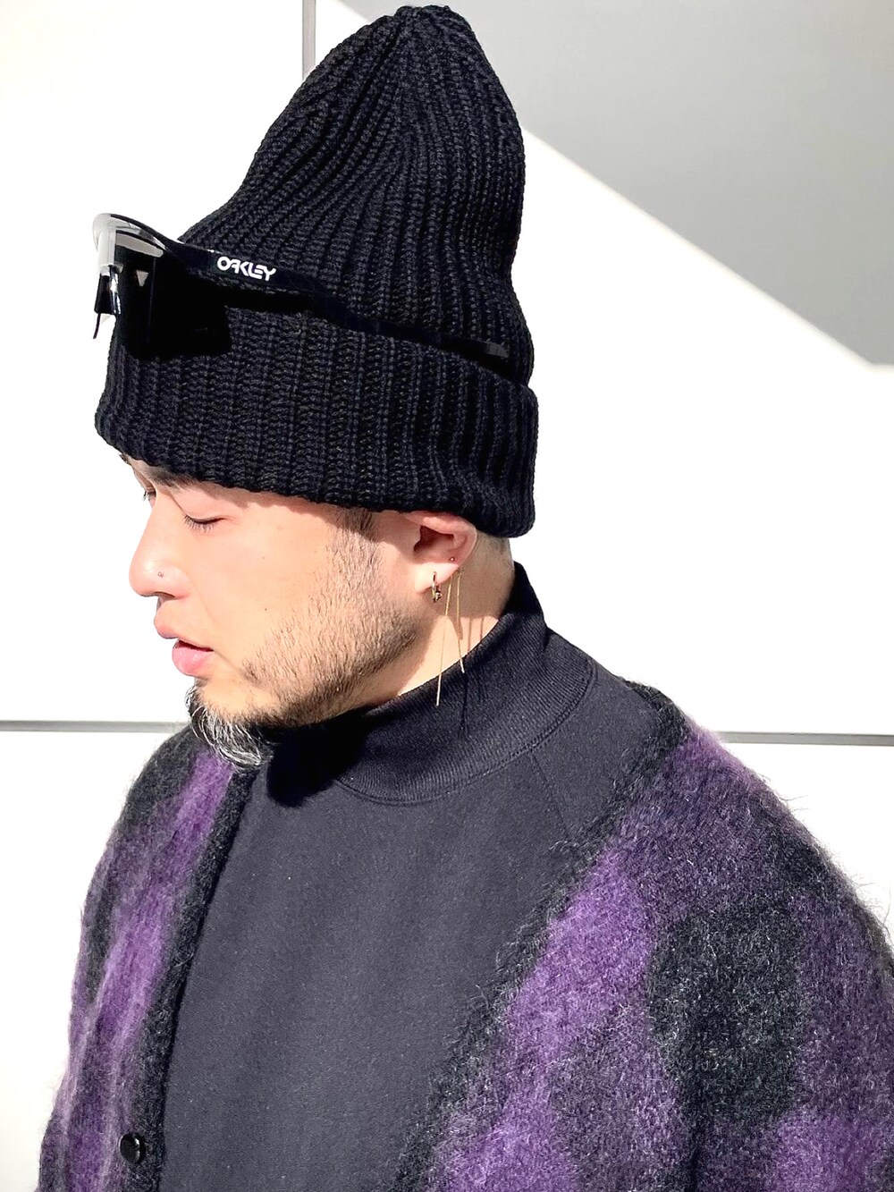「シンプルコーデ、冬コーデ、大人コーデ、ワイドパンツ、レイヤードスタイル、ビーニー、カーディガン、モヘアニット、トラックパンツ、サボ、NEEDLES、adidas originals、カジュアル、ワントーンコーデ」｜「troentorpのアイテム（サンダル、ブラック系）」を使った、Yoshihito Hayashiさん（メンズ・170cm）の冬コーディネートの5枚目の写真