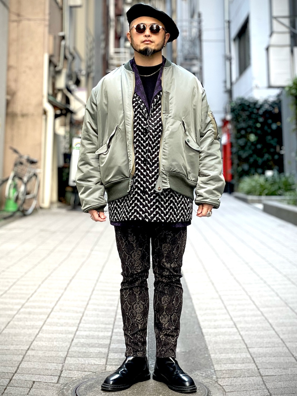 その他のパンツ、ブラック系のブーツ、パープル系のテーラードジャケットを着用したメンズの冬コーディネートの2枚目の写真