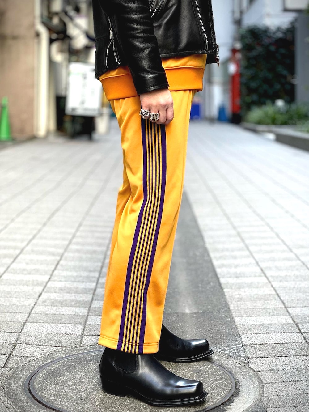 イエロー系のパンツ、イエロー系のジャージ、ブラック系のブーツを着用したメンズの冬コーディネートの3枚目の写真