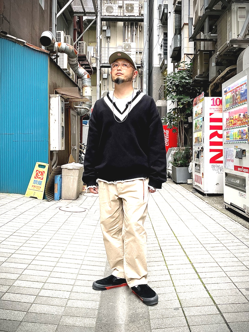 「大人カジュアル、秋コーデ、シンプル、ビッグシルエット、アメカジ、ニットコーデ、VANS、キャップ、めがね、ダッフルコート、チノパン、ニット、今日のコーデ」｜「WTAPSのアイテム（スニーカー、ブラック系）」を使った、Yoshihito Hayashiさん（メンズ・170cm）の秋コーディネートの2枚目の写真