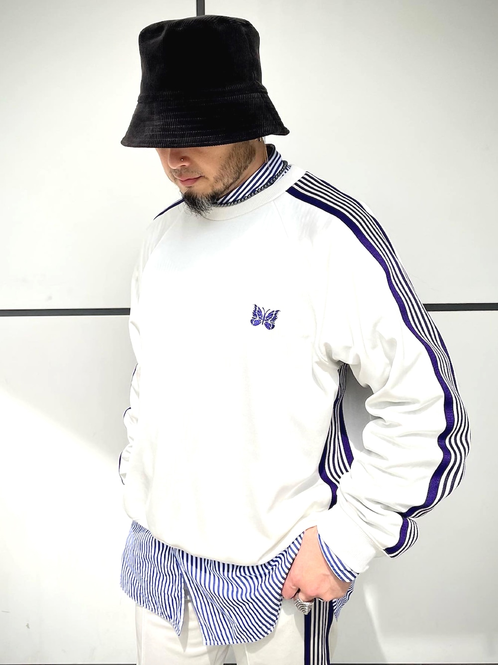 ホワイト系のパンツ、ホワイト系のジャージ、ブラック系のスニーカーを着用したメンズの春コーディネートの3枚目の写真