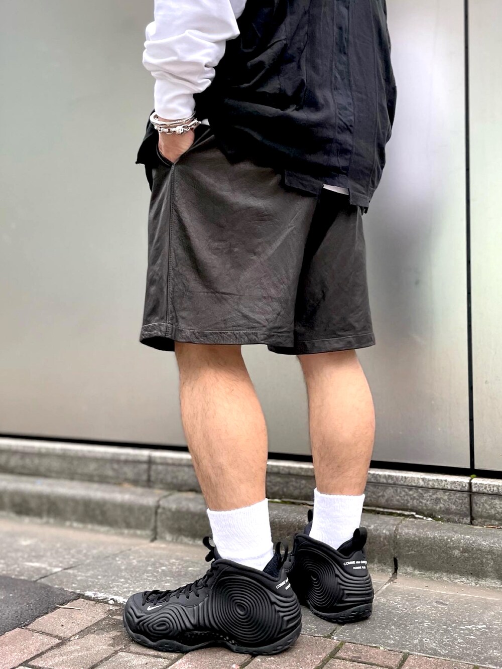 「シンプル、大人カジュアル、カジュアル、リラックススタイル、スニーカーコーデ、秋冬コーデ、シルバーアクセサリー、バケットハット、レイヤードスタイル、ロンt、黒パンツ」｜「ARC'TERYX VEILANCEのアイテム（ハット、ブラック系）」を使った、Yoshihito Hayashiさん（メンズ・170cm）の秋コーディネートの3枚目の写真