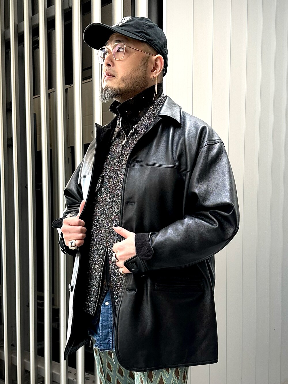 「冬コーデ、大人カジュアル、オトナカジュアル、キャップ、レイヤードスタイル、レザージャケット、トラックジャケット、トラックパンツ、スニーカー、NEEDLES、メガネ男子、NIKE、シルバーアクセサリー」｜「Needlesのアイテム（パンツ、グリーン系）」を使った、Yoshihito Hayashiさん（メンズ・170cm）の冬コーディネートの3枚目の写真