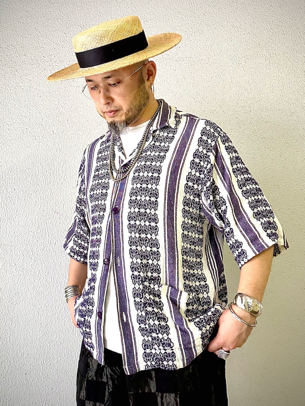 ホワイト系のシャツ/ブラウス、ブラック系のパンツ、パープル系のパンツを着用したメンズの夏コーディネートの2枚目の写真