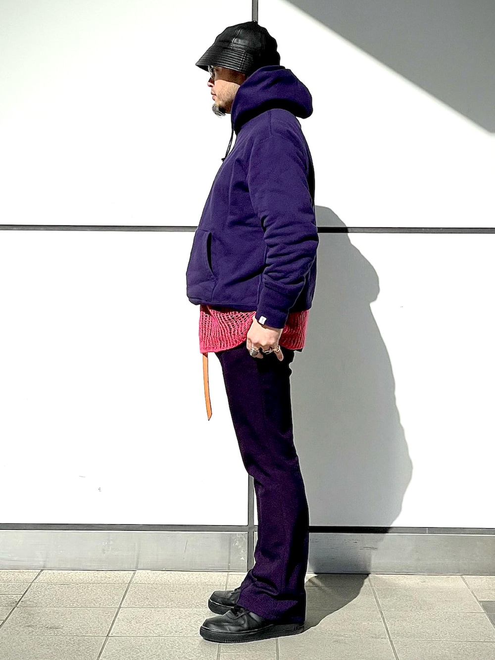 パープル系のその他パンツ、パープル系のパーカー、ピンク系のニット/セーターを着用したメンズの冬コーディネートの2枚目の写真