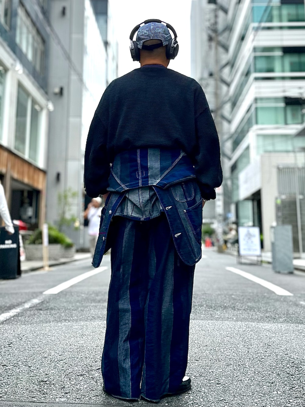 その他のローファー、ブルー系のデニムパンツ、ブラック系のニット/セーターを着用したメンズの秋コーディネートの2枚目の写真