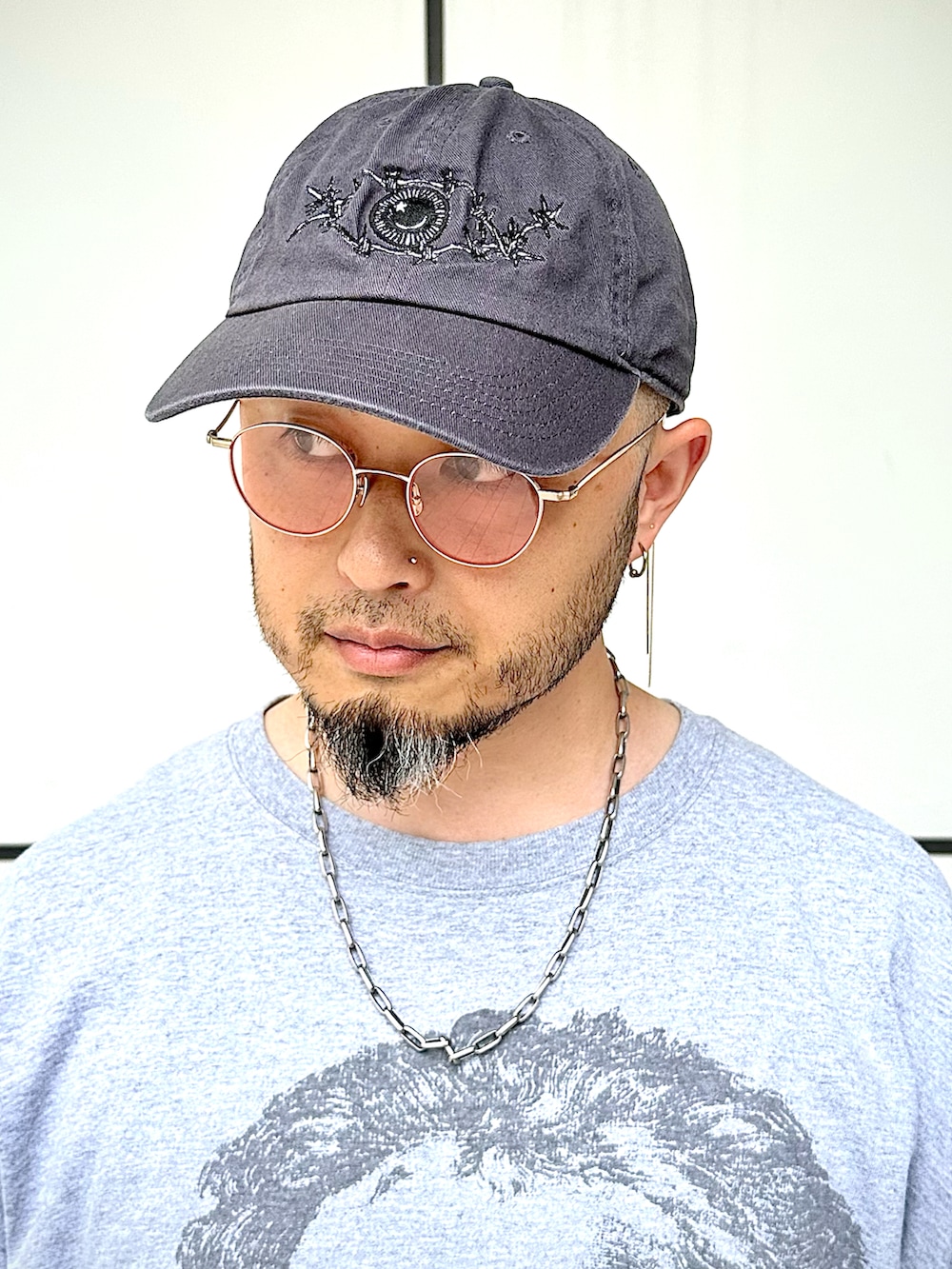 「夏コーデ、カジュアルコーデ、Tシャツ、シンプルスタイル、大人カジュアル、アメカジ、サングラス、キャップ、カーゴパンツ、ショートパンツ、ハーフパンツ、ワントーンコーデ、シルバーアクセサリー、タックイン、革靴」｜「usedのアイテム（Tシャツ/カットソー、グレー系）」を使った、Yoshihito Hayashiさん（メンズ・170cm）の夏コーディネートの5枚目の写真